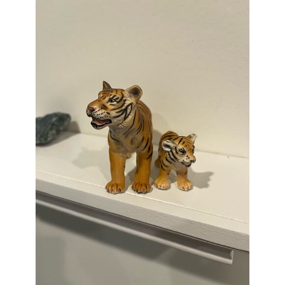 Schleich 2003 adult Tiger and cub RETIRED - Picture 2 of 5